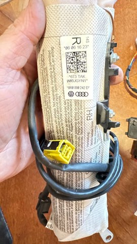 Подушка переднього сидіння 8R0880242D VAG