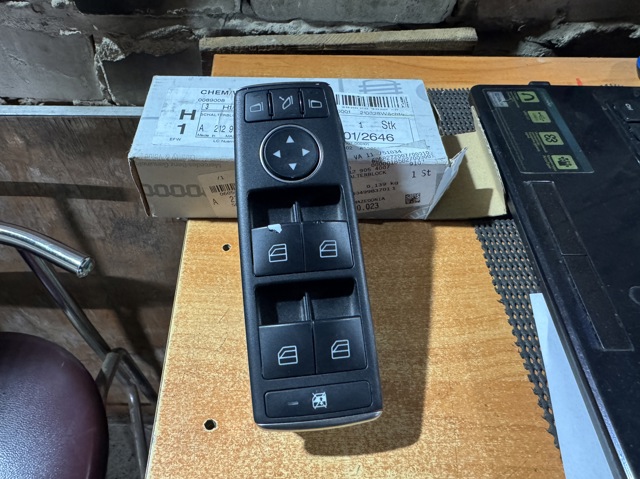 Кнопки переднього лівого склопід'ємника A2129056100 MERCEDES