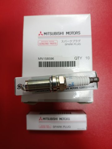 Свічки автомобільні MN158596 MITSUBISHI