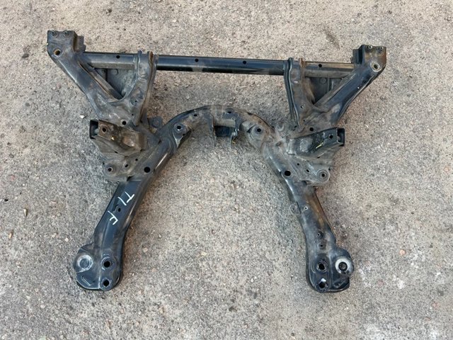 Передня балка 104453100B TESLA