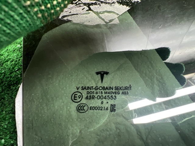 Скло задньої двері правої 149551100B TESLA