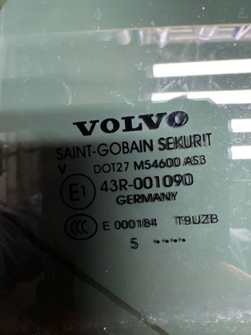 Скло задньої двері лівої 31371002 VOLVO
