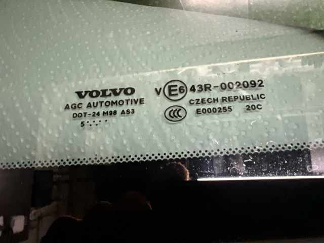 Скло багажного відсіку, ліве 31468145 VOLVO