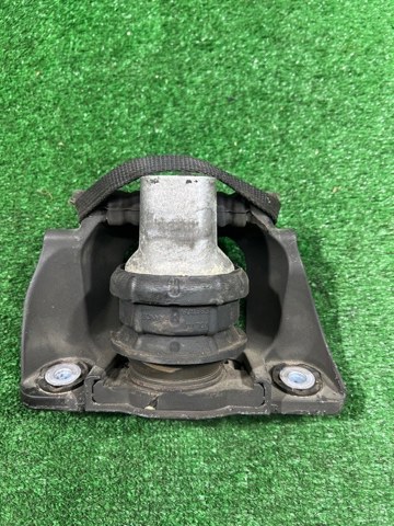 Права подушка двигуна 31686885 VOLVO