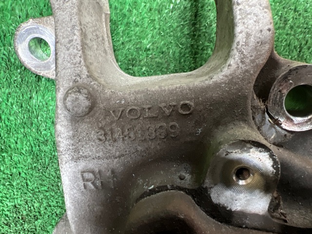 Цапфа права 32395005 VOLVO