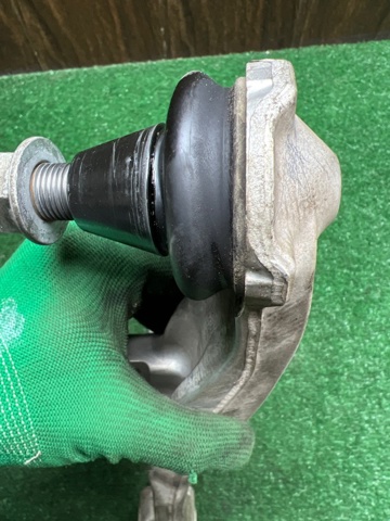 Кулак поворотний правий 555011MA0C NISSAN