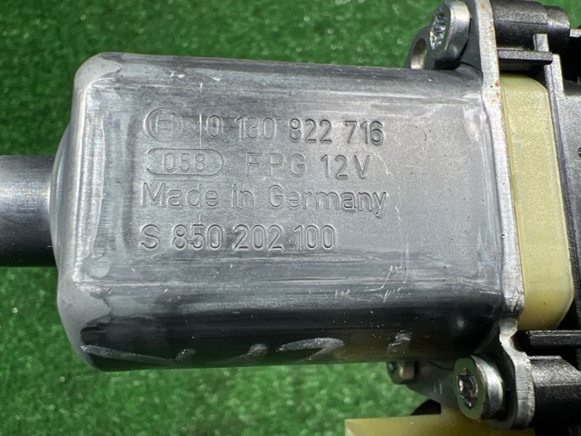 Двигун склопідіймача двері передньої, правої 5Q0959802B PORSCHE