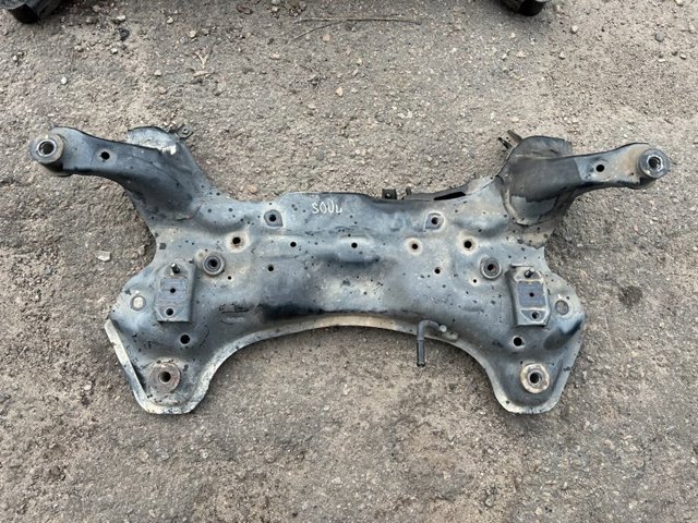 Передня балка 62405B2040 HYUNDAI