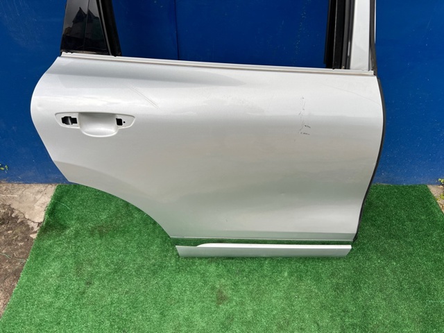 Двері пасажирські задні праві 7P0833056 VAG