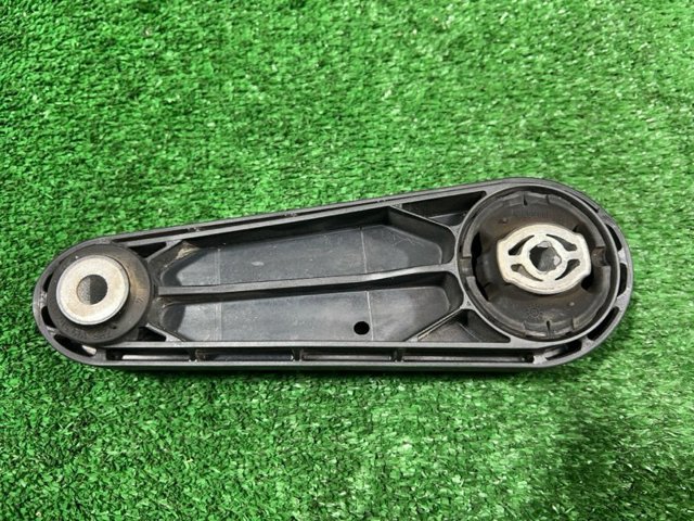 Подушка (опора) двигуна, права верхня 7PP199331A PORSCHE