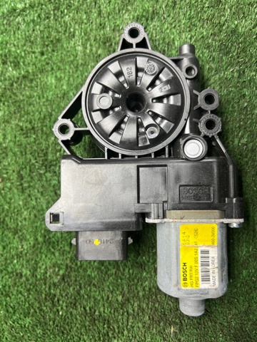 Мотор склопідйомника дверей передніх, правих 824603V010 HYUNDAI