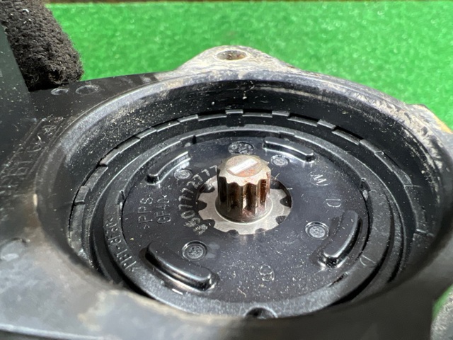 Мотор приводу гальмівного супорта заднього стояночної системи 8K0998281A PORSCHE