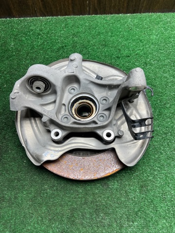 Кулак поворотний лівий 8W0505431Q VAG