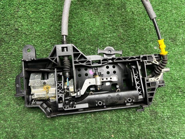 Тримач зовнішньої ручки дверей, задніх лівих 8W0837811A VAG