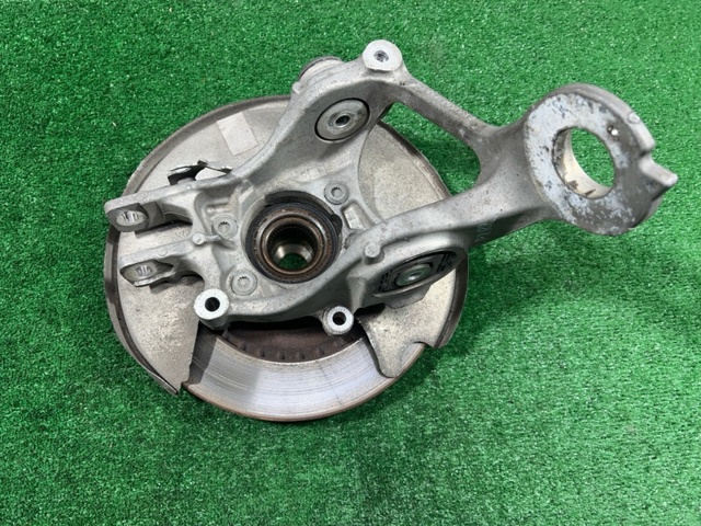 Цапфа поворотна права 95B505432BY PORSCHE
