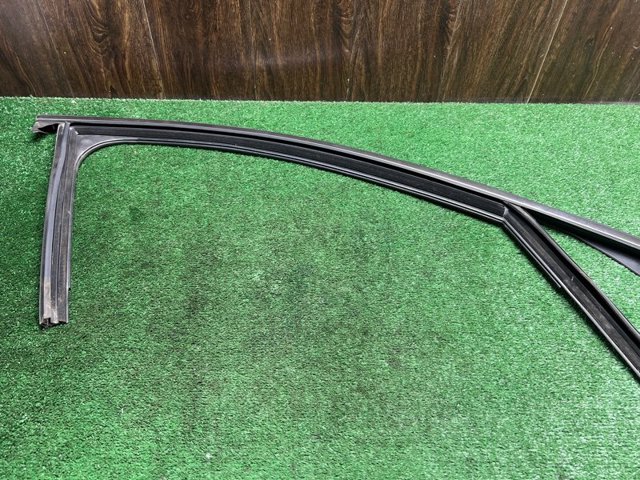 Направляюча скла рамки двері, переднього права A2057254600 MERCEDES