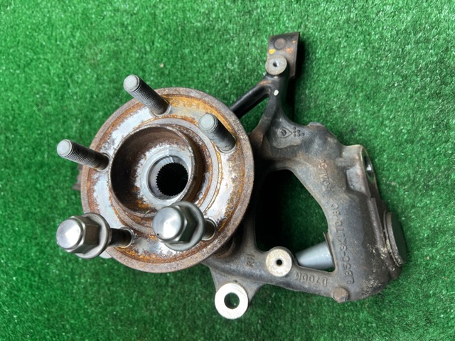 Маточина переднього колеса LB5Z1104E FORD