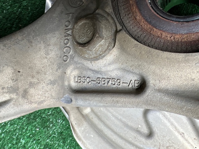 Кулак поворотний лівий LB5Z5B759A FORD