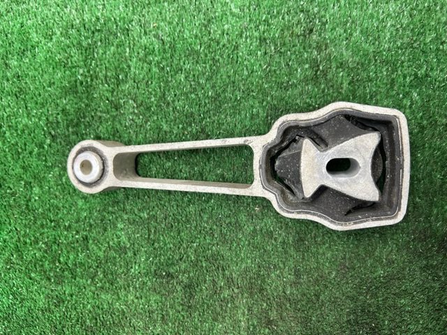 Подушка (опора) двигуна, верхня LR000597 LAND ROVER
