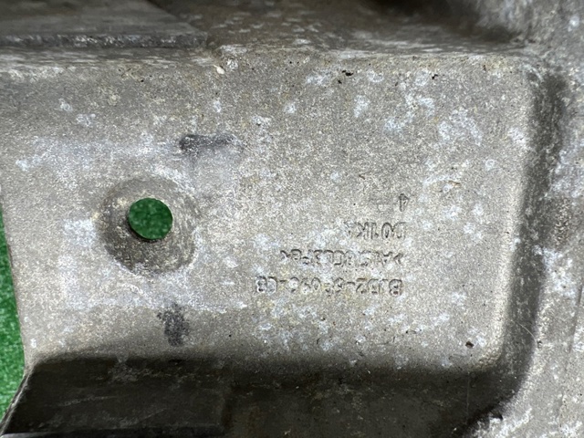 Кронштейн подушки (опори) двигуна, правої LR037029 LAND ROVER