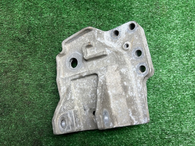 Кронштейн подушки (опори) двигуна, правої LR037029 LAND ROVER
