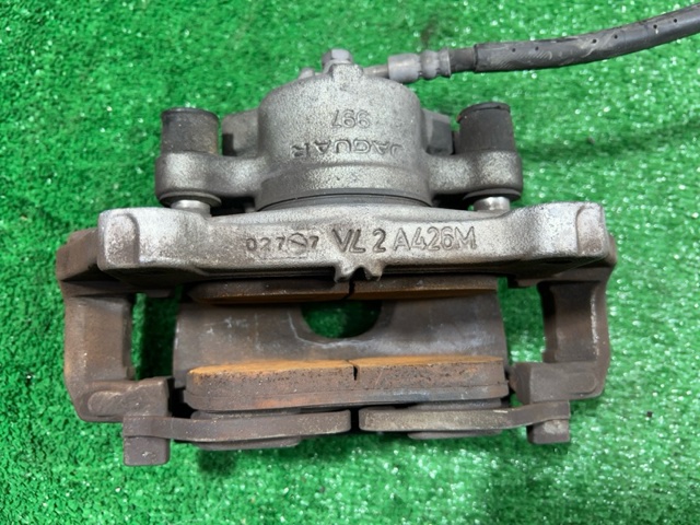 Супорт гальмівний, передній, правий LR061369 LAND ROVER