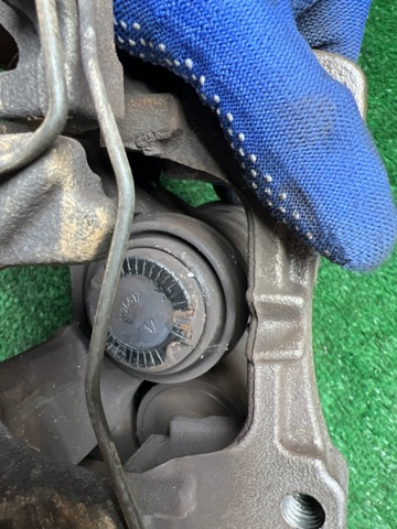 Задній гальмівний супорт лівий LR061381 LAND ROVER