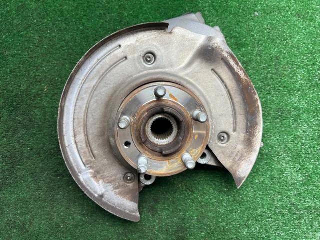 Цапфа права LR087649 LAND ROVER