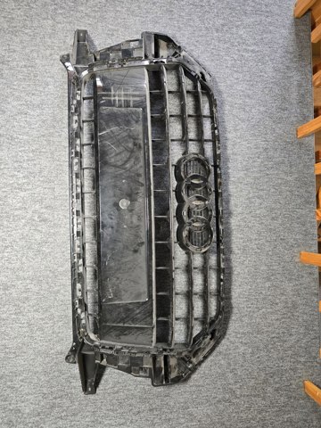 Решітка радіатора 8U0853653M VAG