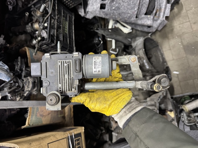 Двигун склоочисника лобового скла, лівий 1T0955119B VAG