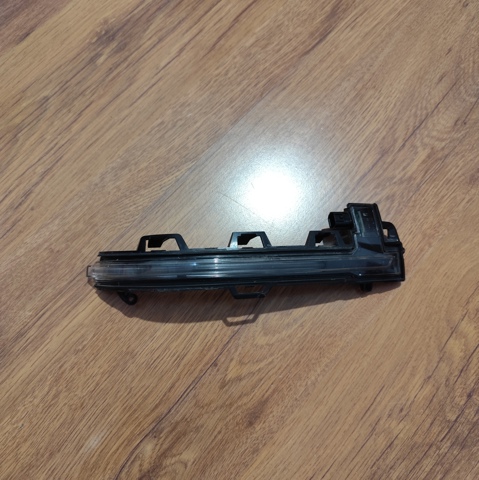 Покажчик повороту дзеркала, правий 63137441440 BMW
