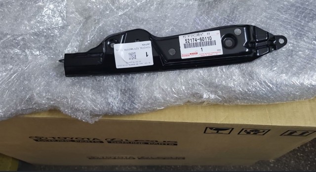 Ліве кріплення заднього бампера 5217460110 TOYOTA