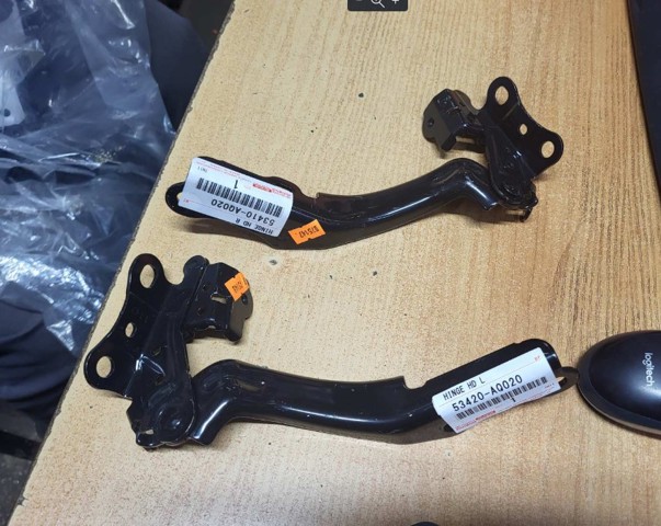 Завіс капота, правий 53410AQ020 TOYOTA