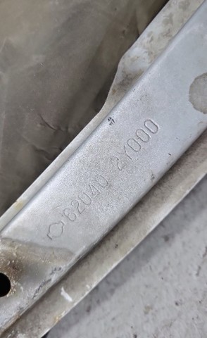 Кронштейн бампера переднього, центральний 620402Y000 NISSAN