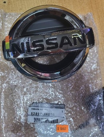 Фірмовий значок решітки радіатора 62897JN00A NISSAN