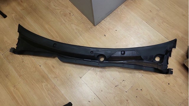 Водостік лобового скла, жабо 66862BN710 NISSAN