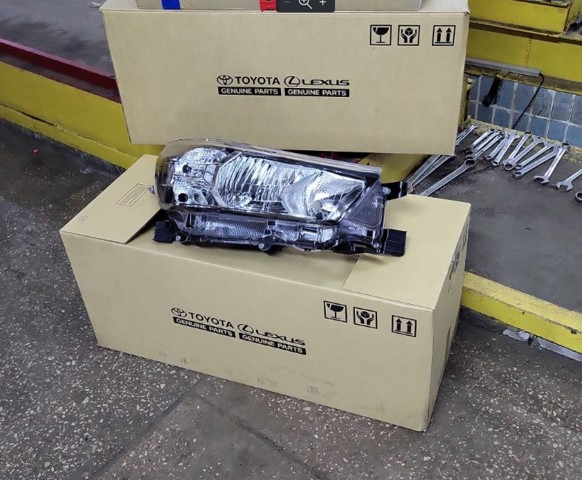 Фара правая 811100KJ71 TOYOTA