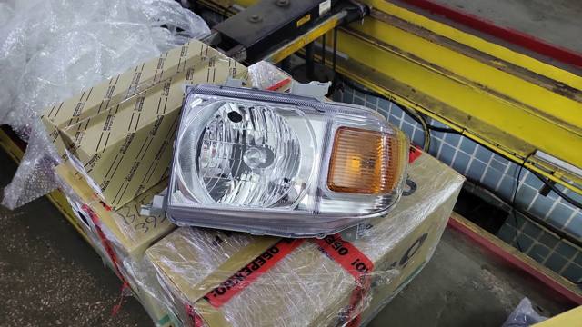Фара комбінована, передня 8113060C40 TOYOTA