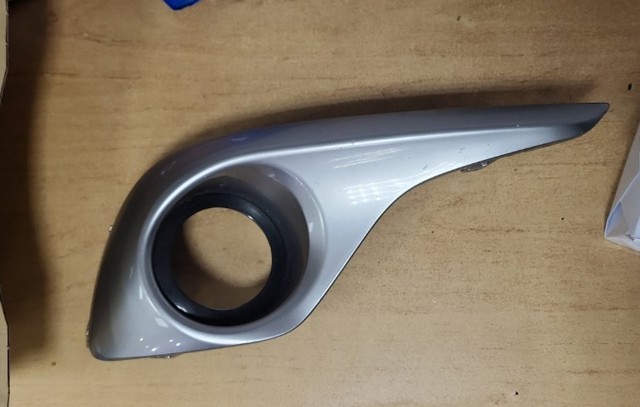 Решітка переднього бампера, ліва 814810E060 TOYOTA