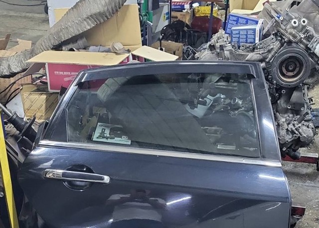 Скло задньої двері правої 823009W50A NISSAN