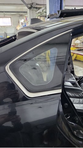 Стукло багажника, праве 833009W50A NISSAN