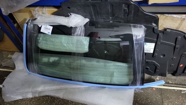 Вікно двері задка 903008H300 NISSAN