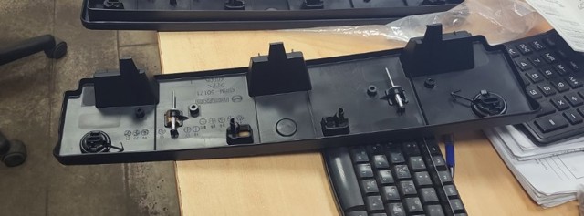 Кронштейн переднього номерного знака KB8M50180 MAZDA