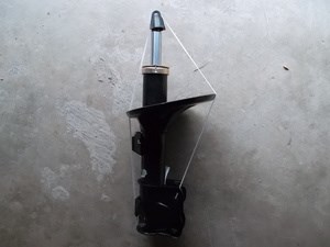 Ліва передня стійка M112905010 CHERY
