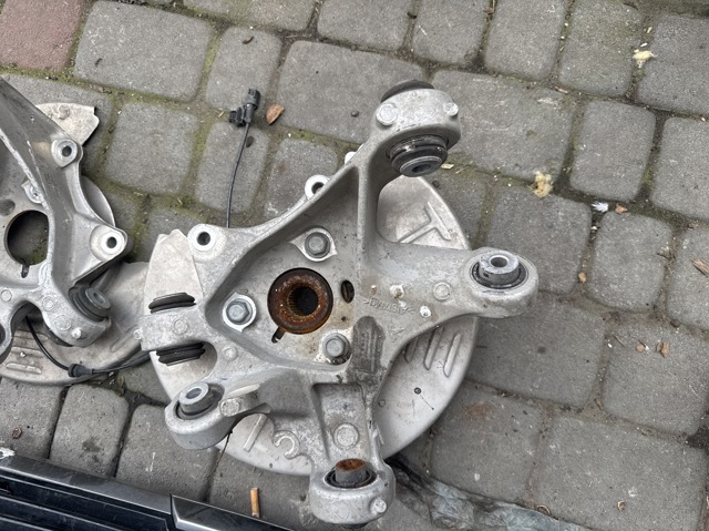 Цапфа - поворотний кулак задній, правий 104441600F Tesla Model