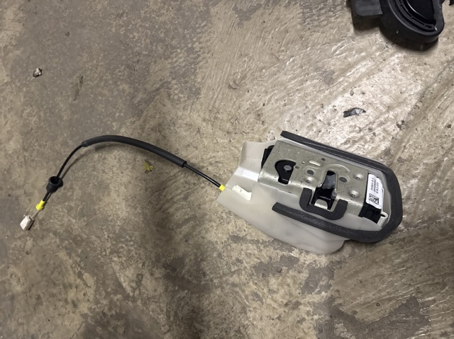 Замок задніх дверей, лівих Tesla Model 3