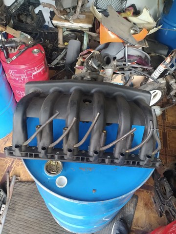 Колектор впускний 11611427618 BMW