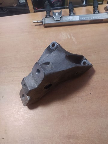 Кріплення подушки коробки передач 1J0199117 VAG