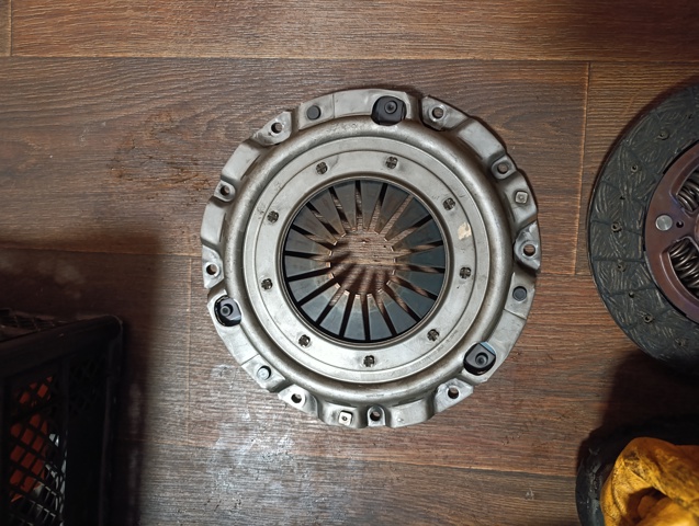 Натискний диск зчеплення 2304A022 MITSUBISHI
