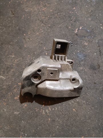 Кронштейн подушки (опори) двигуна, передньої 8200111324 RENAULT